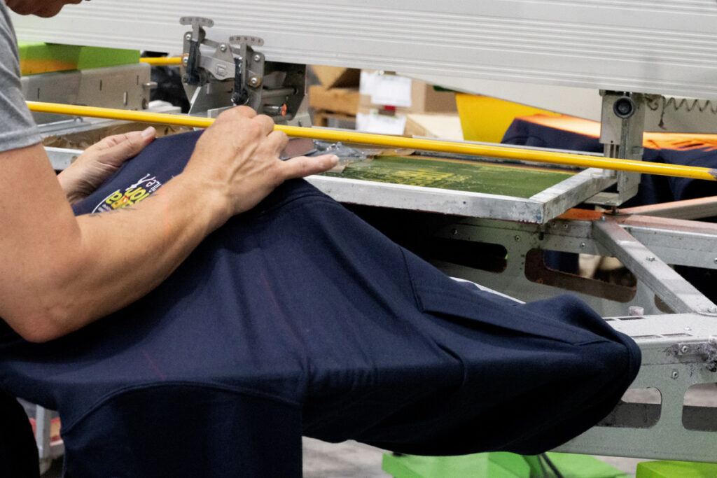 Ajustement d’un sweat avant impression en sérigraphie