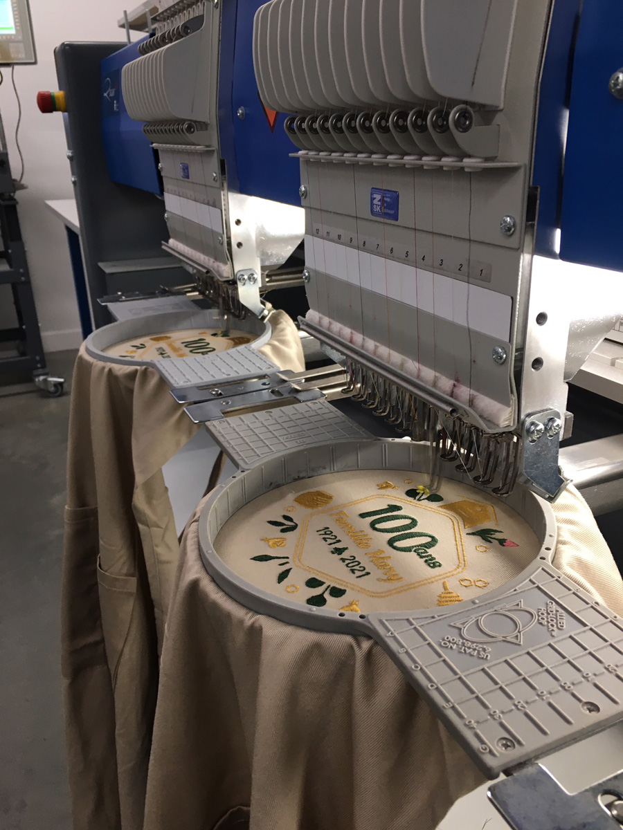 Broderie en cours sur machine industrielle Ateliers Pulsion